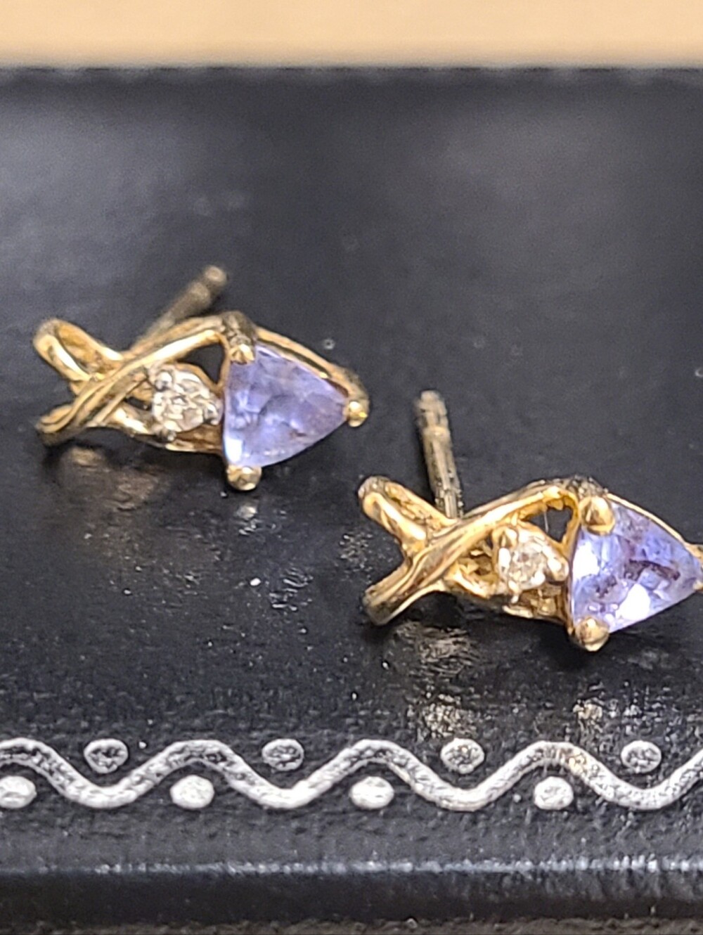 Diamonds International stud earrings 14k gold